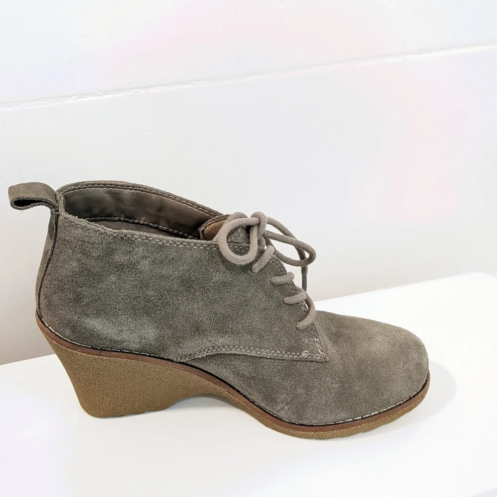 Suede wedges by White mountain